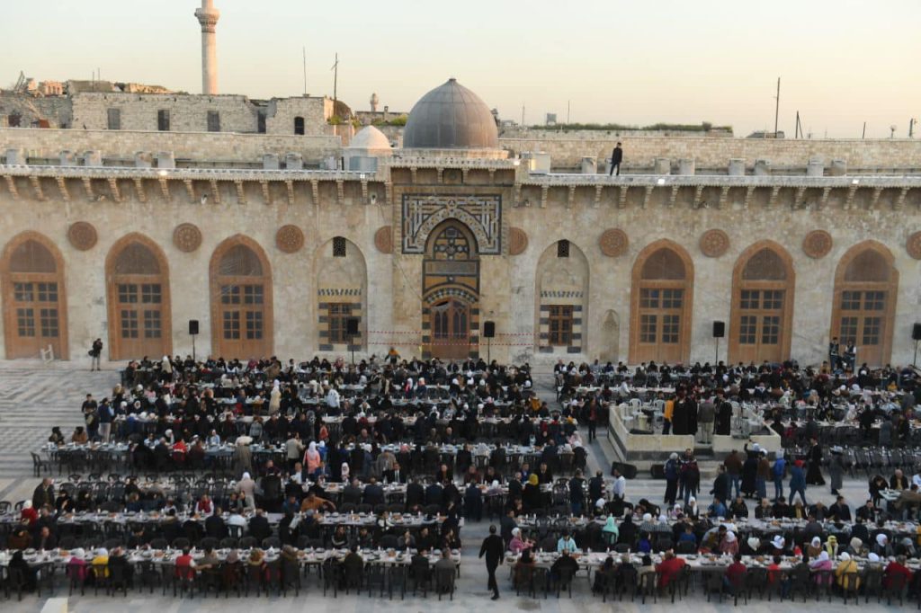 مائدة إفطار جماعي في رحاب جامع بني أمية في حلب